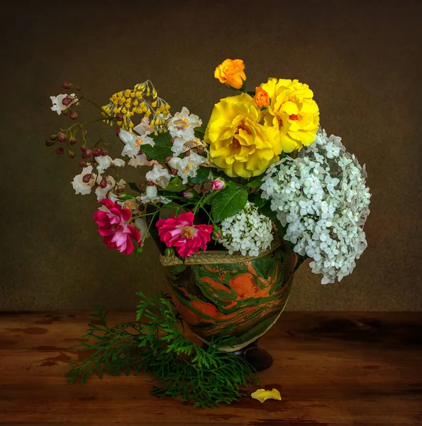 Virágkompozíció Csendélet Egy Csokor Virággal — Stock Fotó