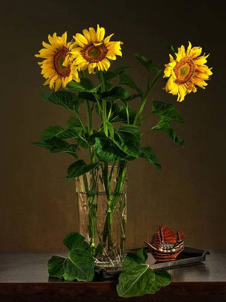Stilleven Met Een Boeket Prachtige Zonnebloemen Vintage — Stockfoto