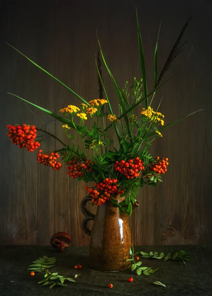 Bouquet Rami Sorbo Con Grappoli Bacche Rosse Fiori Prato Una — Foto Stock