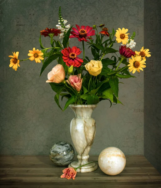Натюрморт Квітами Невеликий Букет Різних Квітів Мармуровій Вазі Мармурових Кульках — стокове фото
