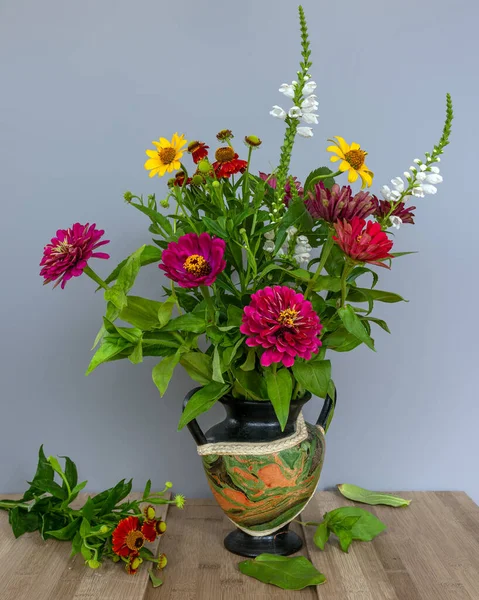 Натюрморт Квітами Невеликий Букет Різних Квітів Вінтаж — стокове фото