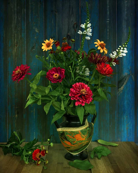 Натюрморт Квітами Невеликий Букет Різних Квітів Вінтаж — стокове фото