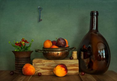 Meyveli sakin bir hayat, küçük bir buket çiçek, büyük bir şişe ve duvarda bir anahtar. Eski model. Retro.