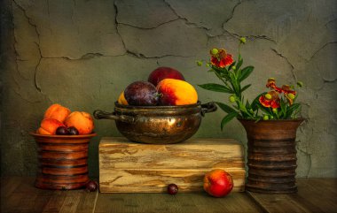 Meyveler ve küçük bir buket çiçekle dolu sakin bir hayat. Eski model. Retro.