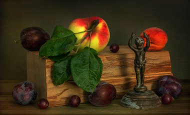 Olgun ve güzel elma, yeşil yapraklar, erik ve kayısı ahşap bir kütükte. Bektaşi üzümü ve eski bir bronz heykel. Durgun hayat. Eski.