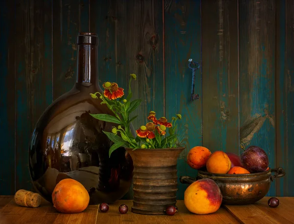 Ainda Vida Com Frutas Pequeno Buquê Flores Uma Grande Garrafa — Fotografia de Stock