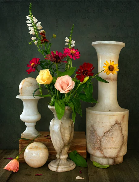 Vasen Krug Und Ball Sind Marmorprodukte Ein Blumenstrauß Einer Vase — Stockfoto