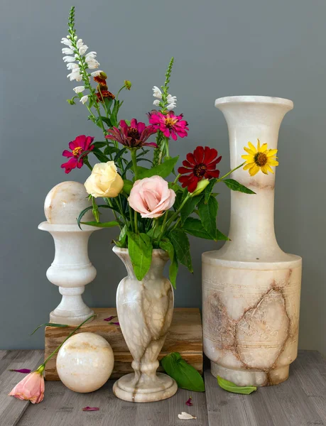 Vázák Kancsó Labda Márvány Termékek Egy Csokor Virág Egy Vázában — Stock Fotó