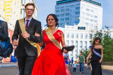 Norilsk, Rusya Federasyonu - 20 Temmuz 2016: Okul Caddesi yürüyor