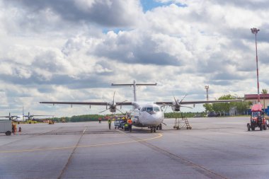Surgut, Rusya - 27 Haziran 2017: Uçak Surgut Havalimanı pist üzerinde