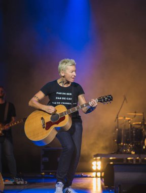 Norilsk, Rusya Federasyonu - 28 Nisan 2017: Şarkıcı Diana Arbenina Norilsk Kültür Sarayı'nın sahnede şarkı söylüyor