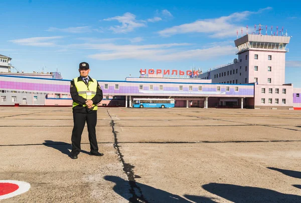 Норільск Російська Федерація Червня 2017 Офіцер Безпеки Аеродром Норільск — стокове фото