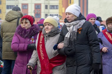 Norilsk, Rusya - 9 Mayıs 2016: Geçit töreni büyük Vatanseverlik Savaşı gazileri