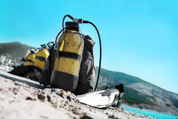 Equipamento de mergulho encontra-se cozido na praia — Fotografia de Stock