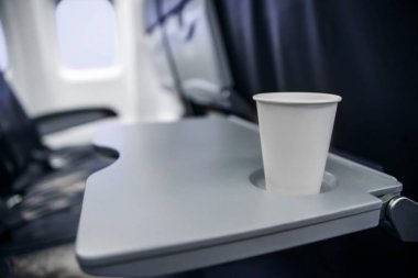 uçuş sırasında uçakta masada plastik bardak. gemide alkol tüketimi