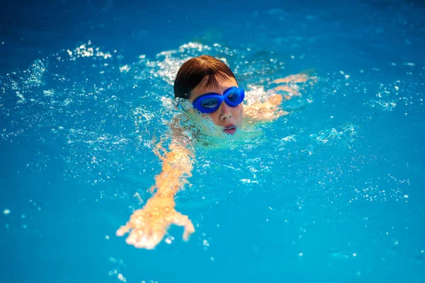 BOY COM GOGGLES EXERCÍCIOS FREESTIL NATAÇÃO E TRATAMENTO — Fotografia de Stock