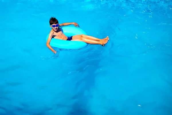 Vista superior chico en la piscina en un anillo de goma, concepto de estilo de vida saludable . —  Fotos de Stock