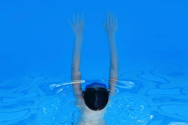 수영 선수는 물 속에서 위에서 수영을 한다. 건강 한 생활 방식과 스포츠 개념. — 스톡 사진