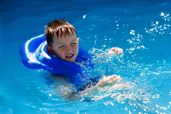 Ragazzo Felice Col Giubbotto Antiproiettile Piscina Infanzia Tempo Libero Nuoto — Foto Stock