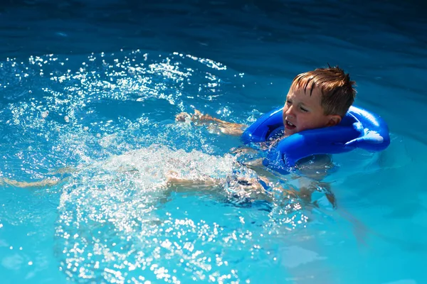 Gelukkig Kind Vest Bij Zwembad Jeugd Vrije Tijd Zwemthema Jongen — Stockfoto
