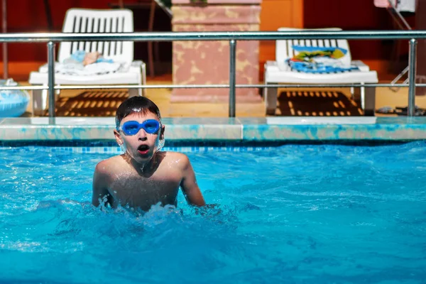 Маленький Мальчик Активно Плавает Бассейне Открытом Воздухе Концепция Спорта Здорового — стоковое фото