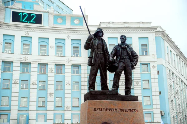 Norilsk, Rusya - 16 Temmuz 2020: Norilsk metalürjistlerinin anıtı.