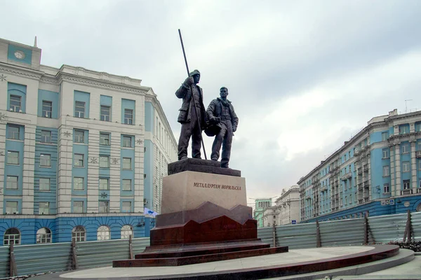 Norilsk, Rusya - 16 Temmuz 2020: Norilsk metalürjistlerinin anıtı.