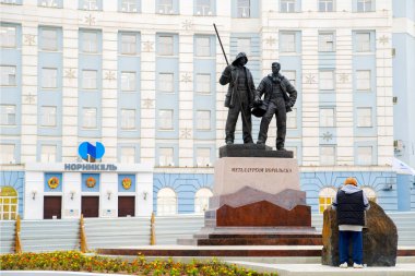Norilsk, Rusya - 16 Temmuz 2020: Norilsk metalürjistlerinin anıtı.