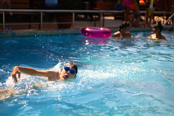 Kleine Jongen Atleet Zwemt Het Zwembad Bij Het Kruipen Het — Stockfoto