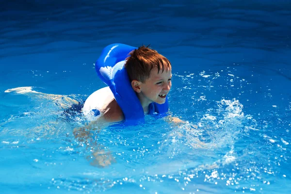 Menino Aprende Nadar Colete Inflável Piscina — Fotografia de Stock