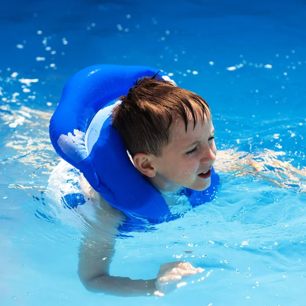Menino Aprende Nadar Colete Inflável Piscina — Fotografia de Stock