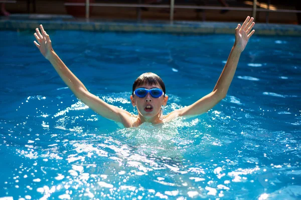 Gelukkige Zwemmersjongen Verheugt Zich Overwinning Race Die Zijn Handen Opsteekt — Stockfoto