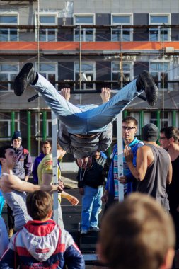 Norilsk, Rusya - 28 Ağustos 2016: Dışarıdaki yatay barda egzersiz yapan yakışıklı üstsüz adamın arka görünüşü. Jimnastik egzersizi.