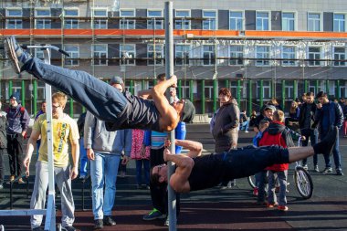 Norilsk, Rusya - 28 Ağustos 2016: Sokakta bayrak sallayan iki kaslı adam. Sokak çalışması.
