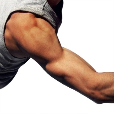 Güçlü bir fitness oyuncusunun eline yakın çekim. Kaslı vücut geliştirici beyaz arka planda kaslarını gösteriyor ve kaslarını gösteriyor. Stüdyo çekimi