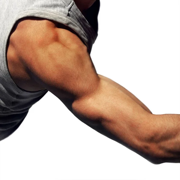 Güçlü bir fitness oyuncusunun eline yakın çekim. Kaslı vücut geliştirici beyaz arka planda kaslarını gösteriyor ve kaslarını gösteriyor. Stüdyo çekimi