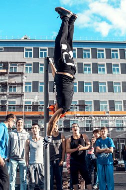 Norilsk, Rusya - 28 Ağustos 2016: Sokaklarda bayrak açan kaslı adam. Sokak çalışması