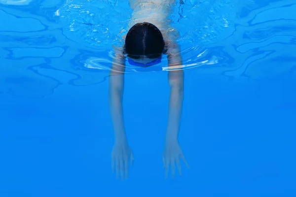 Sportowiec pływa pod wodą, widok z góry. Zdrowy styl życia i koncepcja sportu. — Zdjęcie stockowe