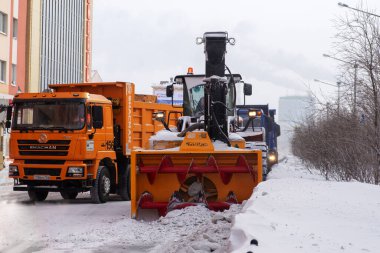 Norilsk, Rusya - 23 Mart 2020: Kar temizleme makinesi, yol temizleme aracı, kar temizleme aracı, kar fırtınası sonrası kar temizliği