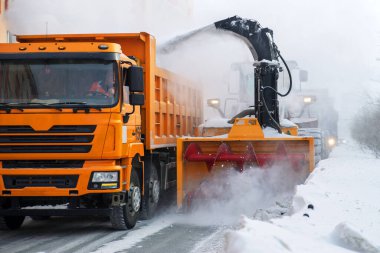 Norilsk, Rusya - 23 Mart 2020: Kar temizleme makinesi, yol temizleme aracı, kar temizleme aracı, kar fırtınası sonrası kar temizliği