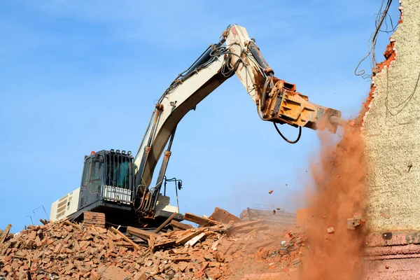 Excavator demolishing a brick building. Machinery Demolishing Building — Stock Photo, Image