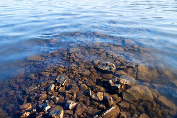 Costa do lago poluída na cidade de Norilsk. — Fotografia de Stock