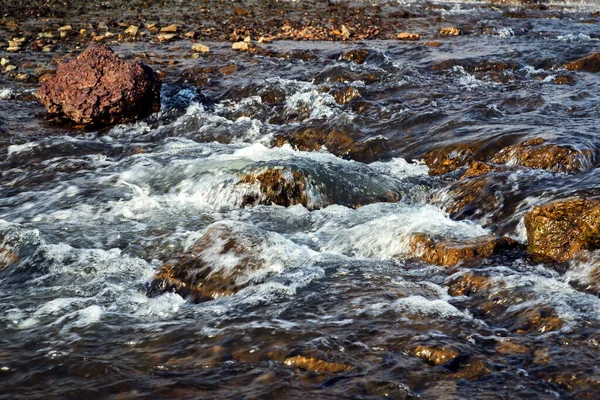 Verschmutztes Seeufer in der Stadt Norilsk. Umweltverschmutzung. — Stockfoto