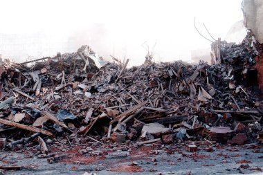 Yıkım enkazı yığını. İnşaat alanındaki gri molozlar.