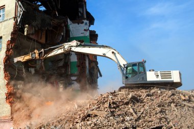 İnşaat alanındaki sanayi binasının beton yapısını çökerterek eski bir fabrikanın sökülmesi.