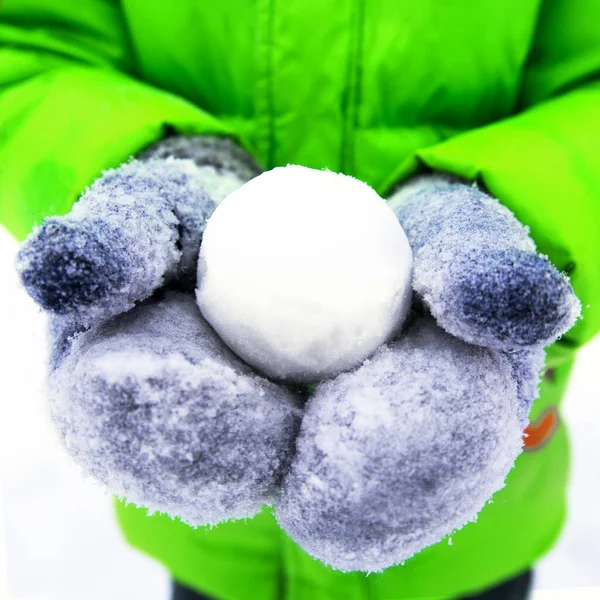 Boule de neige parfaitement plate dans les mains. Personne tenant une boule de neige. Gros plan de mains coupées tenant une boule de neige — Photo