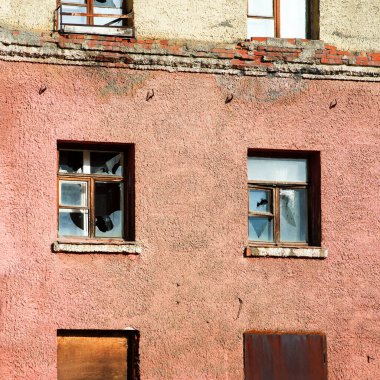 Evin eski kırık camları, yakın plan.