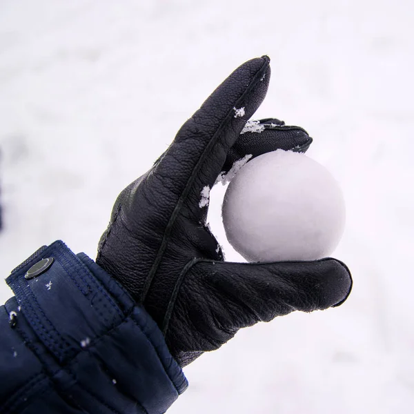 Bola de nieve en la mano. Bola de nieve lista para despegar —  Fotos de Stock