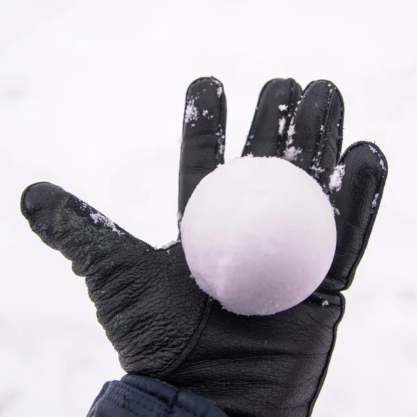Bola de nieve en la mano. Bola de nieve lista para despegar —  Fotos de Stock
