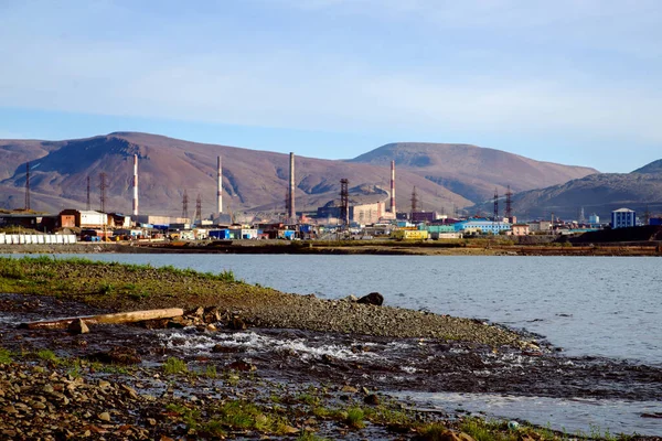 Kirlenmiş göl ve Norilsk 'teki metalürjik tesis